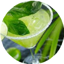 cocktail basilic décoré citron vert et feuilles